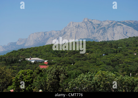 Ukraine. Die autonome Republik Krim. Krimberge mit Ai-Petri Gipfel im Hintergrund. Stockfoto