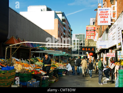 Die berühmten Moore Street Obst und Gemüse Markt im Stadtzentrum von Dublin, Irland Stockfoto