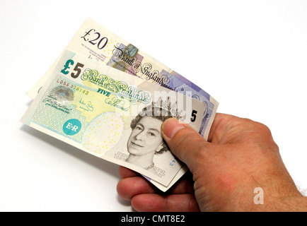 Großbritannien UK Pfund Banknoten in der hand. Stockfoto