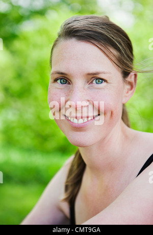 Lächelnde Frau in Nahaufnahme Stockfoto