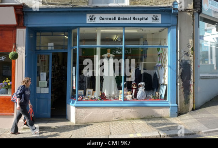 Eine Frau geht vorbei an der Cornwall Animal Hospital Charity-Shop in Falmouth, Stockfoto