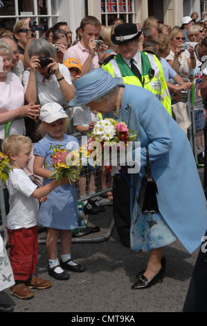 ROMSEY. HAMPSHIRE, 2007. Königin Elizabeth II erhält Blumen von Kindern bei einem königlichen Besuch. Stockfoto