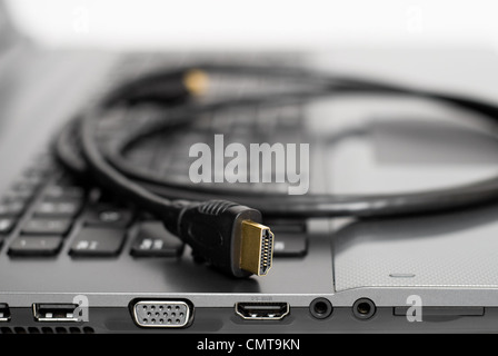 HDMI-Kabel am Computer Closeup erschossen Stockfoto