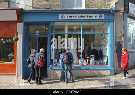 Personen außerhalb der Cornwall Animal Hospital Charity-Shop in Falmouth, Stockfoto