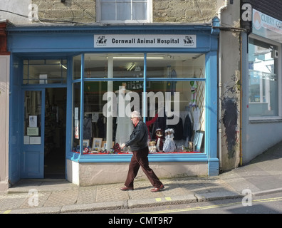 Ein Mann geht vorbei er Cornwall Animal Hospital Charity-Shop in Falmouth, Stockfoto