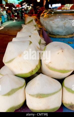 Thailand Ayutthaya. lokale Street Market. frische Kokosnuss, gekühlt und bereit, einen Strohhalm Kokosmilch trinken zu stecken. Stockfoto