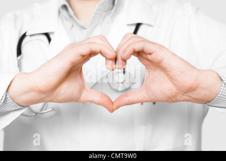 Junger Arzt mit herzförmigen Fingern Stockfoto