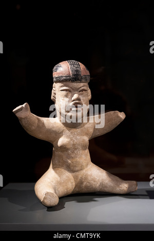 Keramische junge Figur, Olmeken-Kultur. Chilenische Museum für präkolumbianische Kunst, Museo Chileno de Arte Precolombino in Santiago Chile Stockfoto