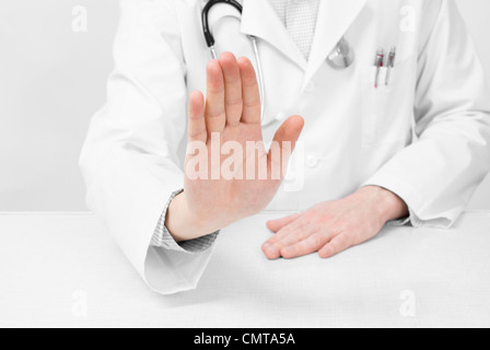 Arzt mit Stethoskop mit Hand Geste "Stop" zu sagen Stockfoto