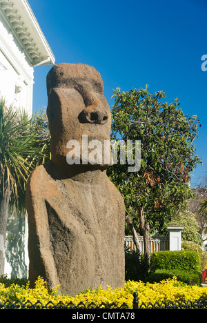 Moai-Statue (von der Osterinsel) auf dem Hof des Museums Fonck in Viña Del Mar, Chile Stockfoto