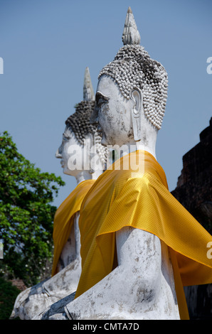 Thailand Ayutthaya. Wat Phra Chao Phya-Thai (aka - Wat Yai Chai Mongkol). Historisches Kloster im Jahre 1357 gebaut. Buddha Statue. Stockfoto