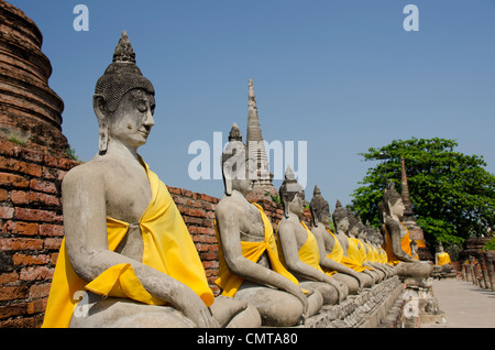 Thailand Ayutthaya. Wat Phra Chao Phya-Thai (aka - Wat Yai Chai Mongkol). Historisches Kloster im Jahre 1357 gebaut. Buddha Statue. Stockfoto