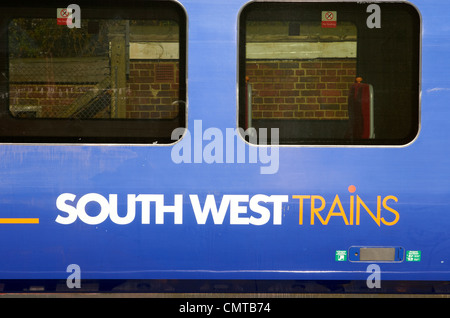 Süd-West-Züge (SWT) 450 Klasse elektrischer Triebzug Haltestelle Alton, Hampshire, England. Stockfoto