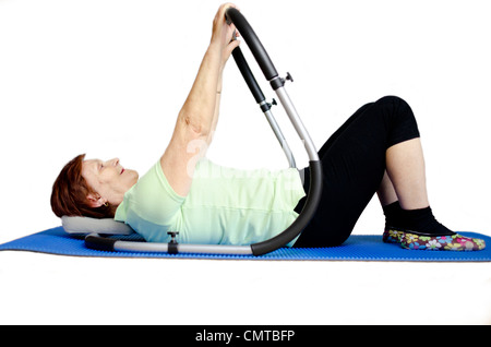 Eine reife Frau macht Sit-ups und Spaß haben. Stockfoto