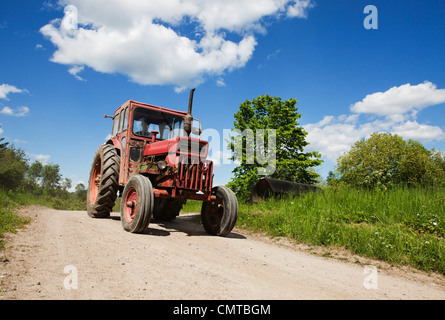 Traktor auf Landstraße Stockfoto