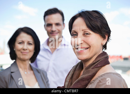 Gruppe von Geschäftsleuten, Blick in die Kamera Stockfoto