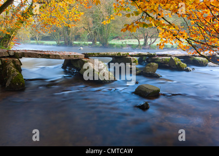 Tarr Steps sind eine prähistorische Klöppel-Brücke über den Fluß Barle im Exmoor National Park, Somerset, England. Stockfoto