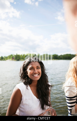 Frau lächelnd halten Glas Stockfoto
