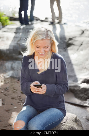 Lächelnde Frau mit Handy Stockfoto