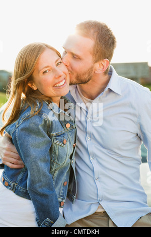 Mann, die Frau auf Wange küssen Stockfoto