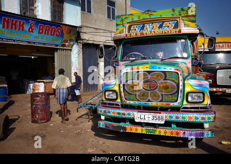 Sri Lanka-Colombo, Straßenszene, farbige LKW nahe dem Markt im Zentrum der Stadt Stockfoto