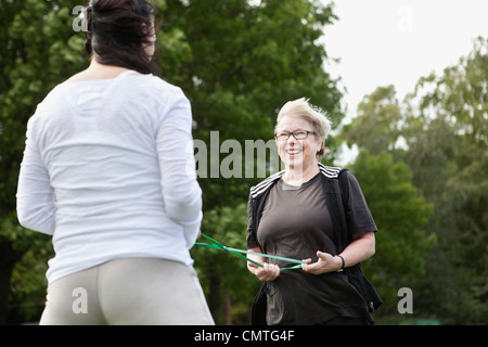 Frau, die das Training mit Personaltrainer Stockfoto