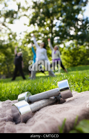 Nahaufnahme der silberne Gewichte mit Frauen fit halten im Hintergrund Stockfoto