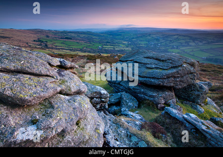 Blick vom Bell Tor in Richtung Widecombe im Moor, Dartmoor National Park, Devon, Südwestengland, Europa Stockfoto