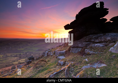 Blick vom Bell Tor in Richtung Widecombe im Moor, Dartmoor National Park, Devon, Südwestengland, Europa Stockfoto