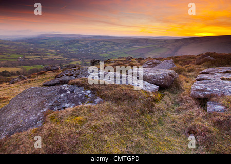 Blick vom Bell Tor in Richtung Widecombe im Moor, Dartmoor National Park, Devon, Südwestengland, Europa Stockfoto