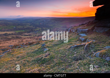 Blick vom Bell Tor in Richtung Widecombe im Moor, Dartmoor National Park, Devon, Südwestengland, Europa Stockfoto