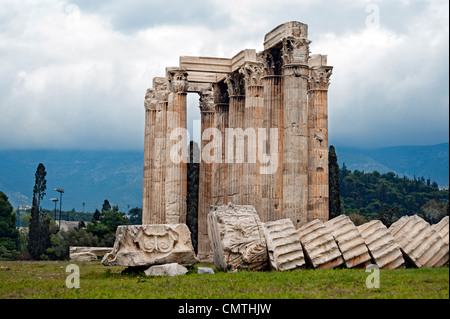 Spalten des Olympischen Zeus-Tempels im Frühling, Athen, Griechenland Stockfoto