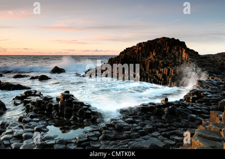 Sonnenuntergang Himmel Himmel über der sechseckigen Form Basalt Säulen Giant Causeway County Antrim Nordirland Stockfoto