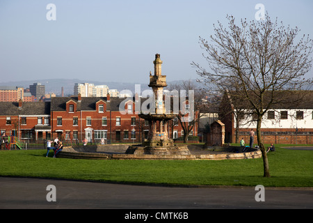 viktorianischen Brunnen in Antrim Park niedriger fällt Straße Bereich Gaeltacht Viertel Belfast Nordirland Vereinigtes Königreich Stockfoto