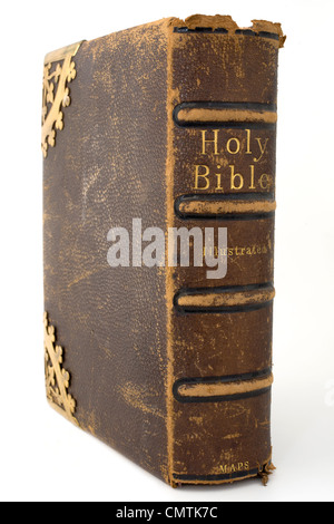 Altes Leder gebunden Heilige Schrift auf weißem Hintergrund Stockfoto