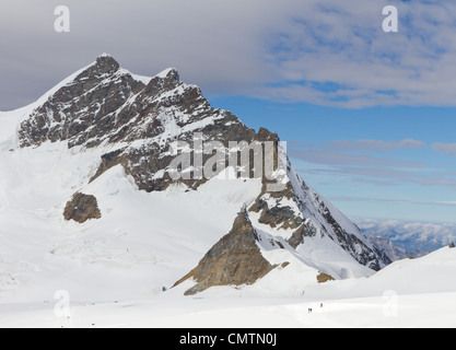 4.158 m hohen Berg Jungfrau, Berner Alpen der Schweiz mit Bergstation Sphinx, gesehen vom Jungfraujoch Stockfoto