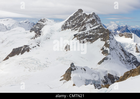 4.158 m hohen Berg Jungfrau, Berner Alpen der Schweiz mit Bergstation Sphinx, gesehen vom Jungfraujoch Stockfoto