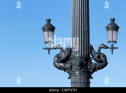 Doppelte verzierte Straßenlaternen. Stockfoto