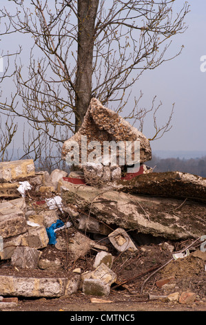 Haufen von Bauherren Schutt Straßenrand fliegen Kipp-Flytipping In der UK-Landschaft Stockfoto