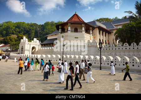 Sri Lanka - Pilger im Tempel Tempel des Zahns, Kandy, Sri Dalaga Maligawa, buddish Schrein, UNESCO Stockfoto