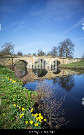 Derwent Fluss und Brücke im März im Chatsworth House Stockfoto