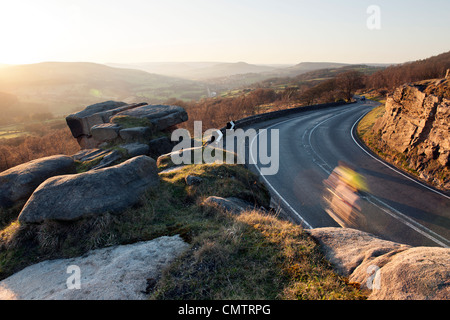 Radfahrer zu den steilen Hügel hinunter auf die A1687 an Hathersage aus der Überraschung zu beschleunigen Stockfoto