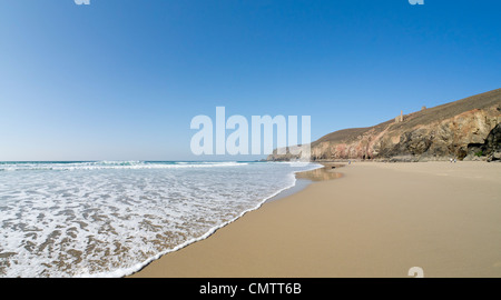 Kapelle Porth Strand sanfte Wellen, wie die Flut kommt.  St Agnes Head und Wheal Coates in der Ferne. Stockfoto