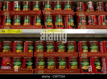 Dosen von Heinz Suppe in eine britische Supermarktkette Stockfoto