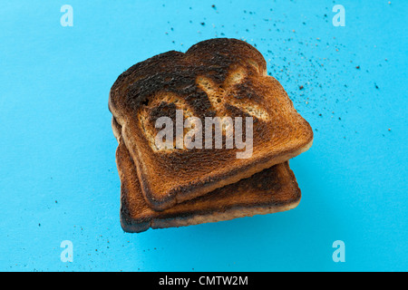 verbranntem Toast auf blau mit "OK" geschabt hinein. Stockfoto
