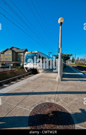 Max s Zug am Bahnhof Orenco Tri-Met Max in Hillsboro, Oregon. Stockfoto