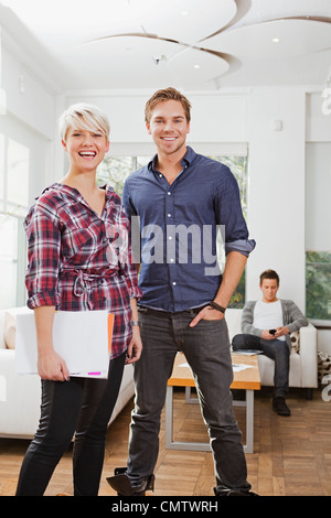 Junger Mann und Frau, Blick in die Kamera Stockfoto