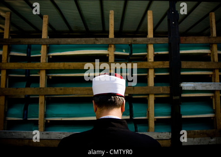 Ein LKW mit bleibt der Massaker von Srebrenica zur Abfahrt aus Visoko Leichenhalle Srebrenica Potocari Memorial Center bereit. Stockfoto