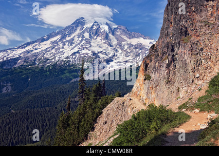 Spektakuläre Aussicht auf Washingtons Mount Rainier mit linsenförmige Wolke über Paradise Valley Trail Plummer zum Gipfel. Stockfoto