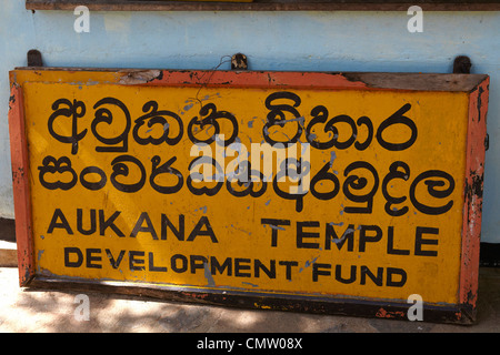 Sri Lanka - Informationstext in zwei Sprachen: Tamil und Singhalesisch, Aukana Tempel, Anuradhapura Stockfoto